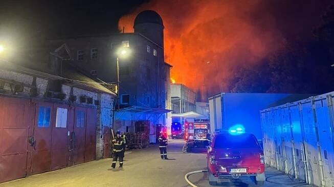 Velký požár berounských pekáren, propadla se střecha. Úřady zveřejnily možnou příčinu