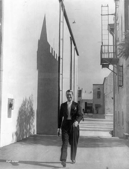 Maurice Chevalier: Slamáček v Hollywoodu - Z filmu