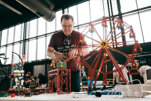 Sedmý ročník festivalu Maker Faire Prague přilákal o víkendu na Výstaviště rekordní počet návštěvníků – Maker Faire Česká