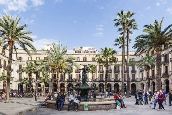 Gaudi Must See buildings in Barcelona – Pickapictour