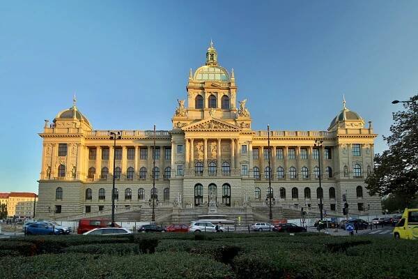 Soubor:Praha Národní muzeum 1 (cropped).jpg