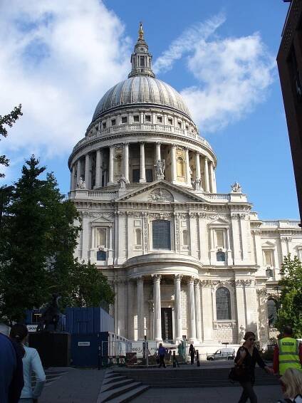 File:St. Pauls Cathedral with dome.jpg - Wikimedia Commons