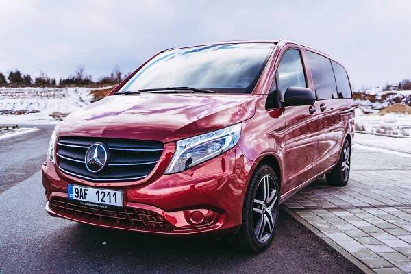 Vito Tourer od luxusní třídy V jen tak nepoznáte. Už nejde o dělníka, ale o poctivý Mercedes