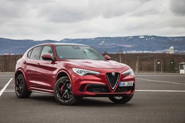 Alfa Romeo Stelvio QV vs. Giulia QV: Jak jsem si definitivně zamiloval klasický sedan