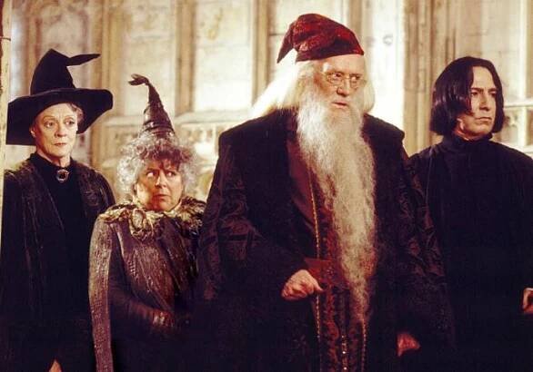 FOTO: Herci Maggie Smith, Miriam Margolyes, Richard Harris a Alan Rickman ve filmu Harry Potter a Tajemná komnata. – stránka 8