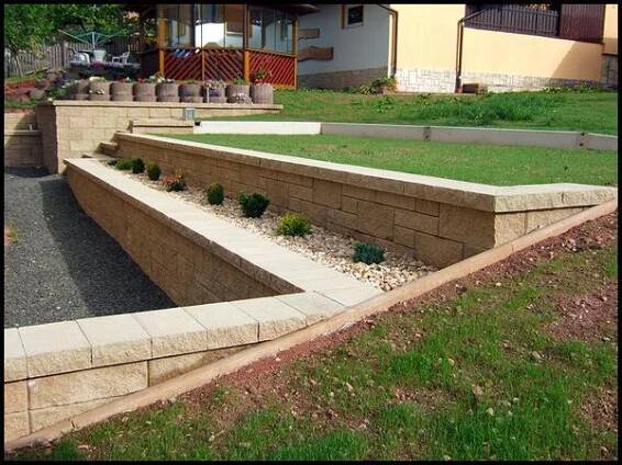 Opěrná zeď na hranici pozemku mezi sousedy - Plot | Modrastrecha.cz