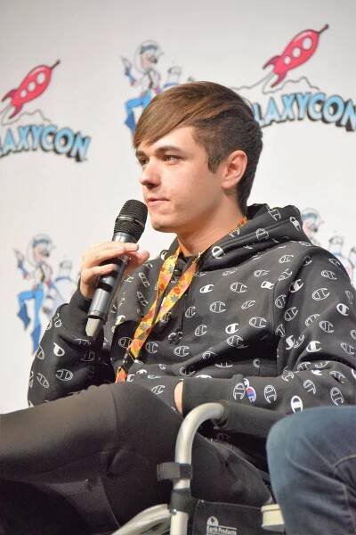 Soubor:Zach Aguilar at Galaxycon.jpg – Wikipedie