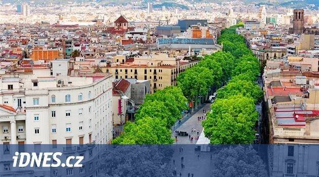Konec opilých turistů a stánků se suvenýry. Barcelona chce město vrátit místním - iDNES.cz