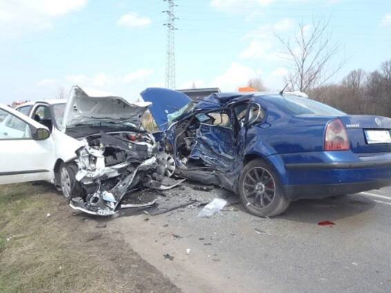 Foto: Hasiči nevěřili svým očím. Auto viselo z chatky