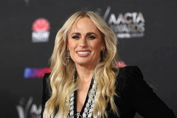 Herečka Rebel Wilson zhubla a postavu si stále udržuje. Nebrání se ale ani burgerům z fast foodu. Jejím tajemstvím je sebeláska