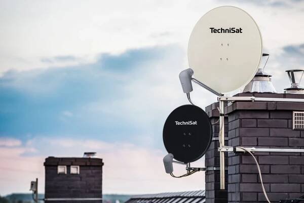 Technisat Scüssel am Schornstein