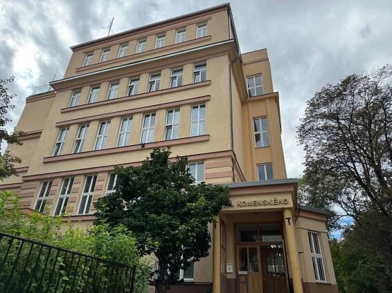 Základní škola J.A. Komenského – Doslova tématem žijeme. Naše hravá a moderní metoda rozvíjí mezipředmětové vztahy. Do procesu