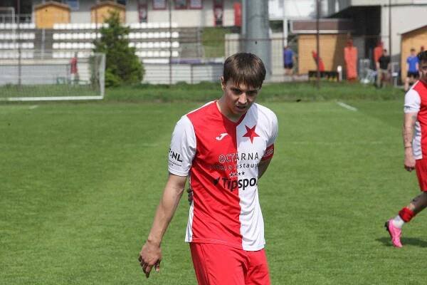 Fotbalisté Kroměříže B (červenobílé dresy) doma v 17. kole krajské I. A třídy skupiny B přivítali Staré Město.