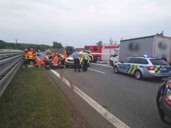 Doprava na D2 stála kvůli nehodě motorkáře. U Hustopečí přistával vrtulník