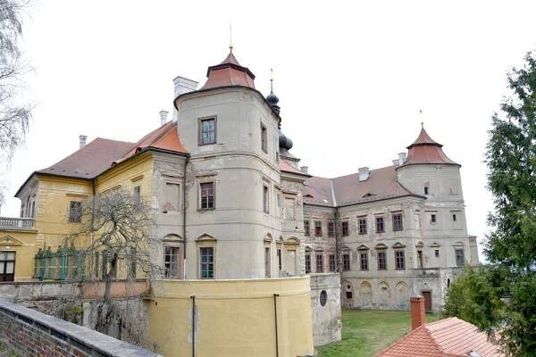 Pouť na zámku Jezeří k ostatkům Kristovy trnové koruny - Diecéze litoměřická