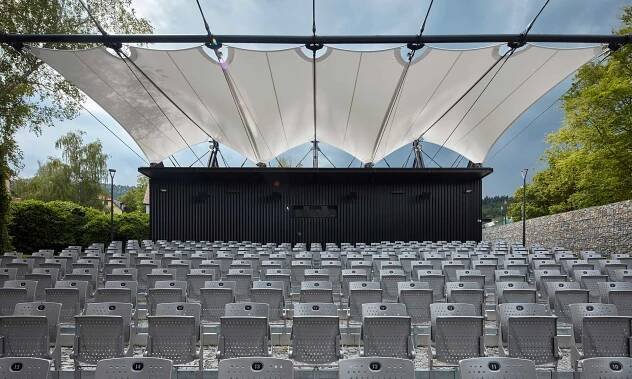 Letní kino v Prachaticích má po rekonstrukci komfortnější kapacitu a nové částečné textilní zastínění – DesignMag.cz