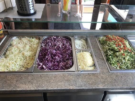 Dürüm kebab s masem a salátem, kebab talíř s hranolky a nápoj