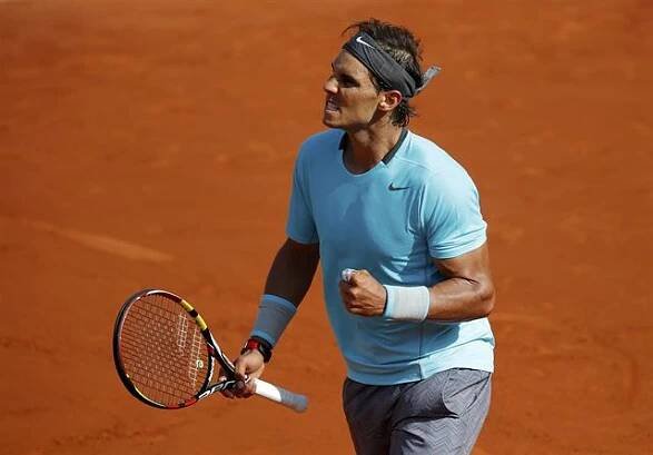 Rafael Nadal slaví postup do finále Roland Garros.