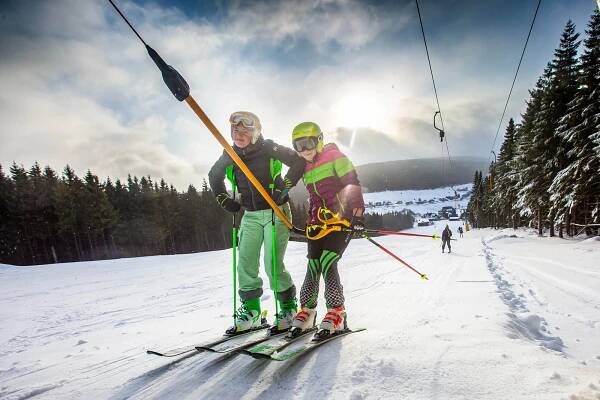 Skončí teplé počasí? Skiareály v Česku se snaží udržet provoz a vyhlížejí sníh