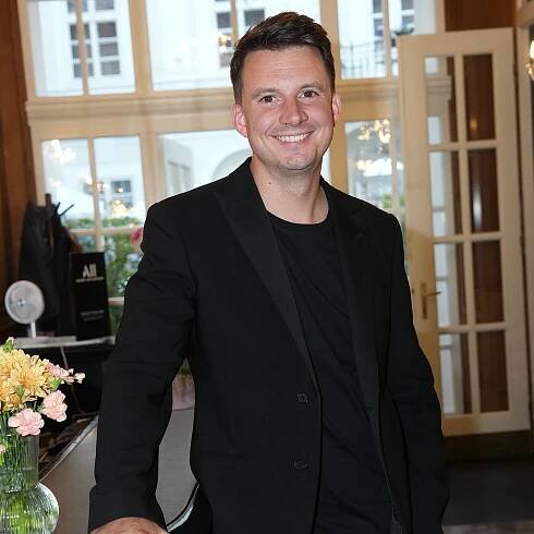 Po zmizení a pátračce přichází moderátor Kašák s velkým překvapením: Ve Varech ukáže novou partnerku!