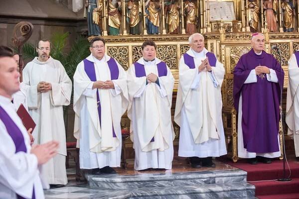 Pohřeb otec Jan Kabeláč 2015 | Farnost Brno - Židenice u kostela sv. Cyrila a Metoděje