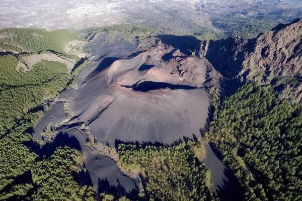 Letecká sopečná krajina tvořená kráterem sopky na Guimaru, Tenerife, Kanárské ostrovy. Kvalitní fotografie. — Stock obrázek