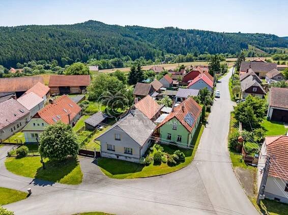 Dům na návsi obklopený přírodou s rozlehlou zahradou – Drahoňův Újezd – QARA