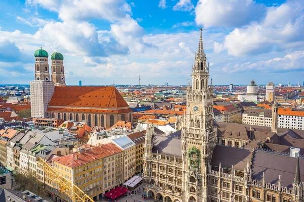 Letecký pohled na náměstí Marienplatz radnice a Frauenkirche v Mnichově, — Stock obrázek