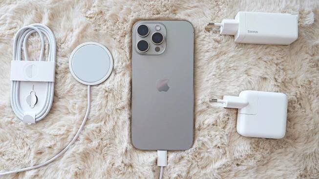 Číňani slibovali, Apple nedodal. Nové iPhony 16 mají stále žalostně pomalé nabíjení