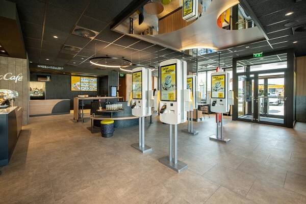 VIDEO: Pobočka řetězce McDonald’s ve Znojmě hlásí otevřeno. Přišla spousta lidí