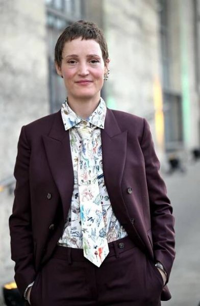 Zahájení Varů ONLINE: Bartošková v černé, hrdličky Peštová s Haberou, sexice Dragounová, juchání i slzy