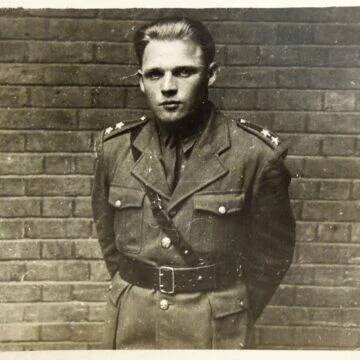 Josef Valčík vyfotografovaný ve Velké Británii.