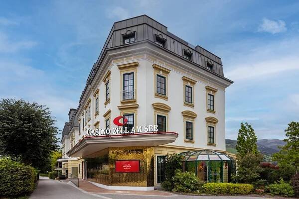 Außenansicht vom Casino Zell am See am Ufer des Zeller Sees | © Casinos Austria