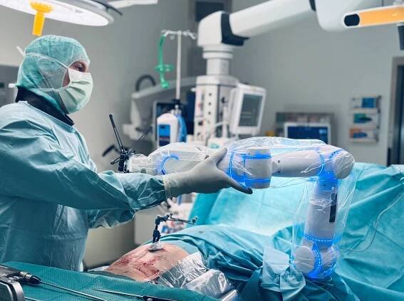 Präzision in der Neurochirurgie: Roboterarm erstmals bei Wirbelsäulenoperation am RHÖN-KLINKUM Campus...