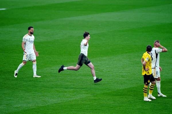 Finále Ligy mistrů mezi Borusií Dortmund a Realem Madrid muselo být hned v úvodu přerušeno. Na vině byla trojice výtržníků, kteří vtrhli na hrací plochu. Zasáhnout musel i jeden z fotbalistů.