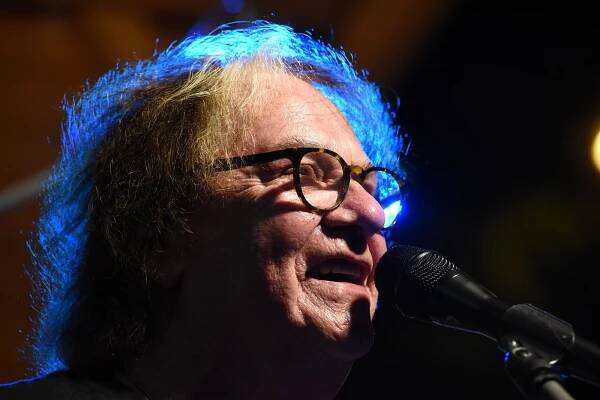 Obrazem: Koncert jen tak pro radost. Petr Janda a přátelé zahráli sousedům