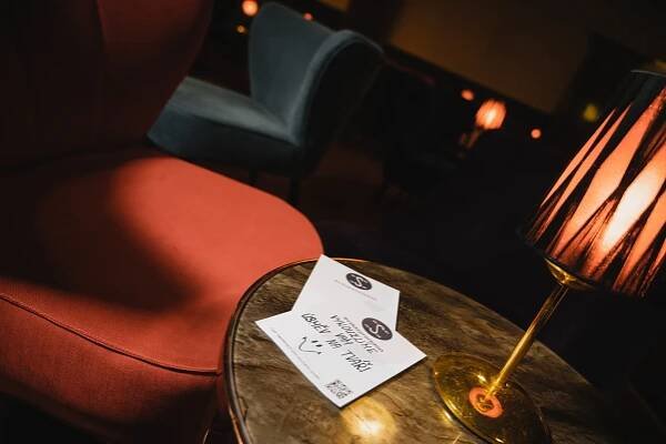 Stand-up comedy v Royal Theatre & Club Chic a seznamovací akce „Set Me Up“