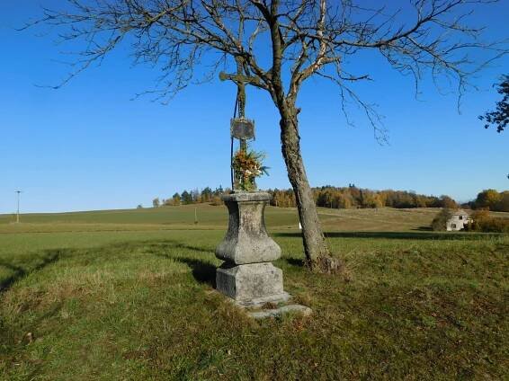 Kříž u polní cesty jihozápadně od Horních Dvorců | Drobné památky 
