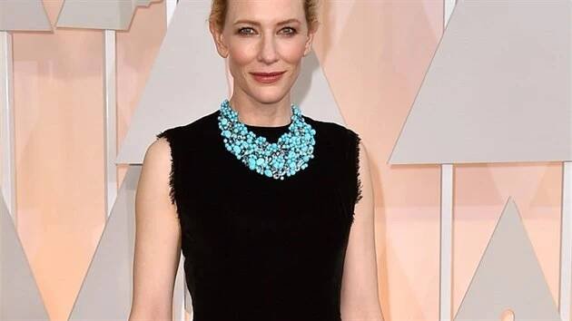 Cate Blanchettová vsadila na černou róbu Maison Margiela by John Galliano, kterou oživila masivním náhrdelníkem s tyrkysy, akvamaríny a diamanty z klenotnictví Tiffany.