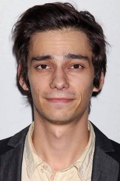 Devon Bostick herec