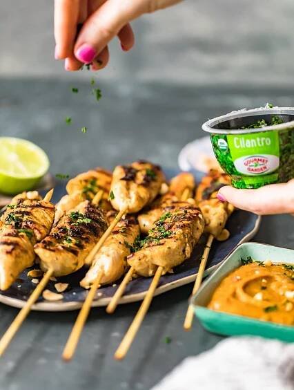 Kuřecí satay s arašídovou omáčkou je klasické asijské jídlo, které je super snadné udělat doma. Začněte lahodnou kuřecí satay marinádou, připravte si kuřecí kabobs a podávejte s lehkou arašídovou satay omáčkou. Přidejte rýži a zeleninu a máte perfektní jídlo na celý týden!