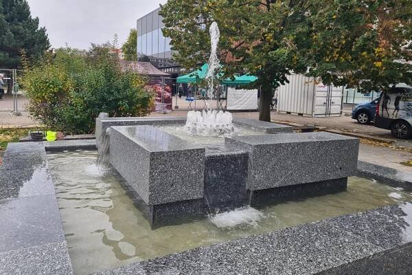 Praha 8 nechala opravit desetiletí nefungující fontánu na Ládví :: Praha :: Regiony 24.cz :: Zpravodajství z Prahy