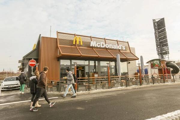 McDonald’s u Kolína má otevřeno. Restaurace se zaplnila prvními hosty