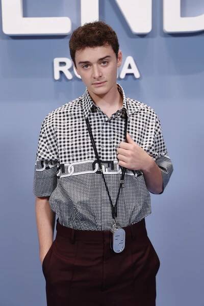 Noah Schnapp Di Acara Mode Fendi Wallpaper