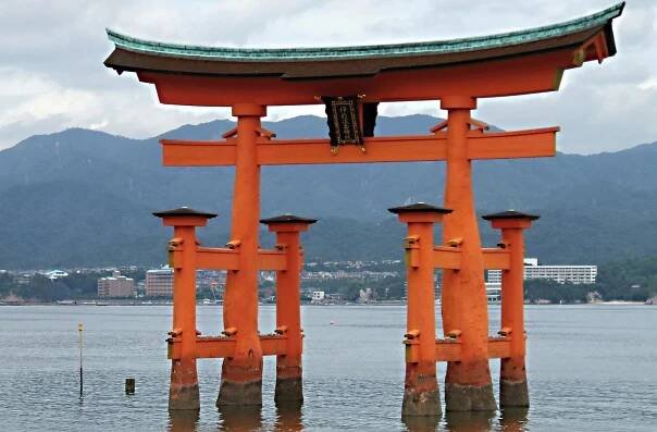 CESTOVATELSKÝ ZÁPISNÍK – SVATYNĚ ICUKUŠIMA S POSVÁTNOU PLUJÍCÍ TORII