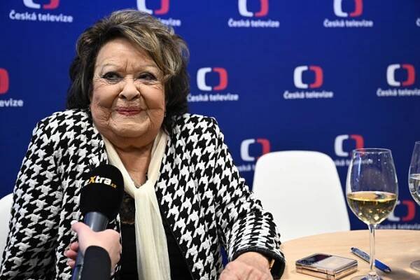 FOTO: Jiřina Bohdalová má nejradši pohádku "Nesmrtelná teta", jak prozradila v rozhovoru pro eXtra.cz. – stránka 164