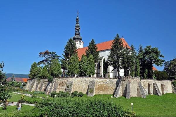 Soubor:Nové Mesto nad Váhom, kostol, Slovensko.jpg – Wikipedie