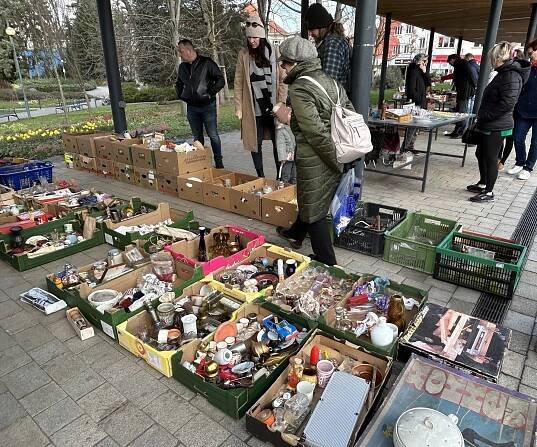 Desky, obrazy i květiny. Takto vypadal letos první bleší trh ve Zlíně