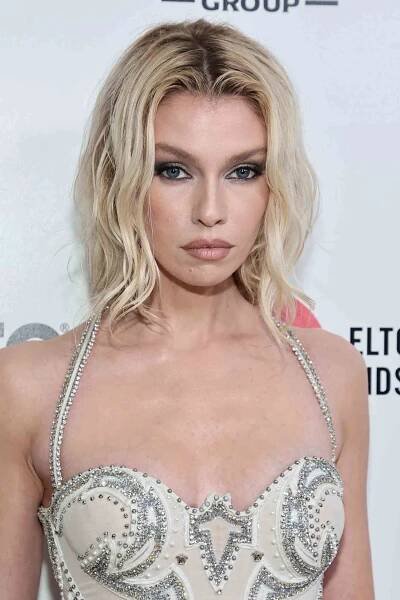  Stella Maxwell with a shag hair cut
