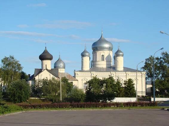 Soubor:Pokrov Cathedral Zverin Monastery in Velikiy Novgorod.jpg